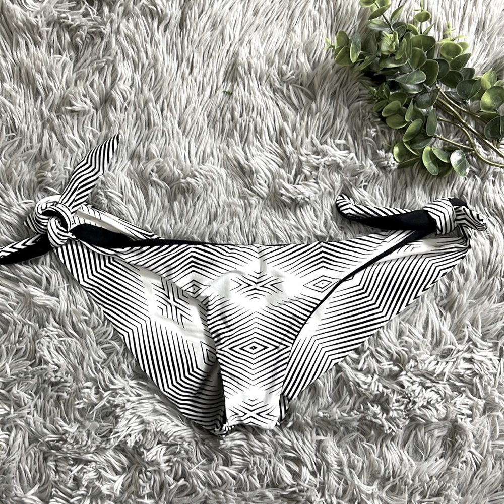 Nwot black and white tribal bikini bottoms size S.